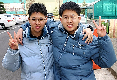 [뉴시스] 쌍둥이 형제, 같은 대학에 나란히 입학 이미지